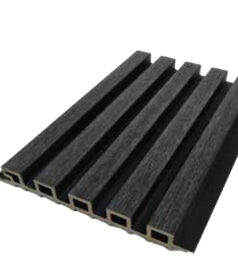 Panel WPC REHAU Negro Ceniza — fachada exterior Pinamar