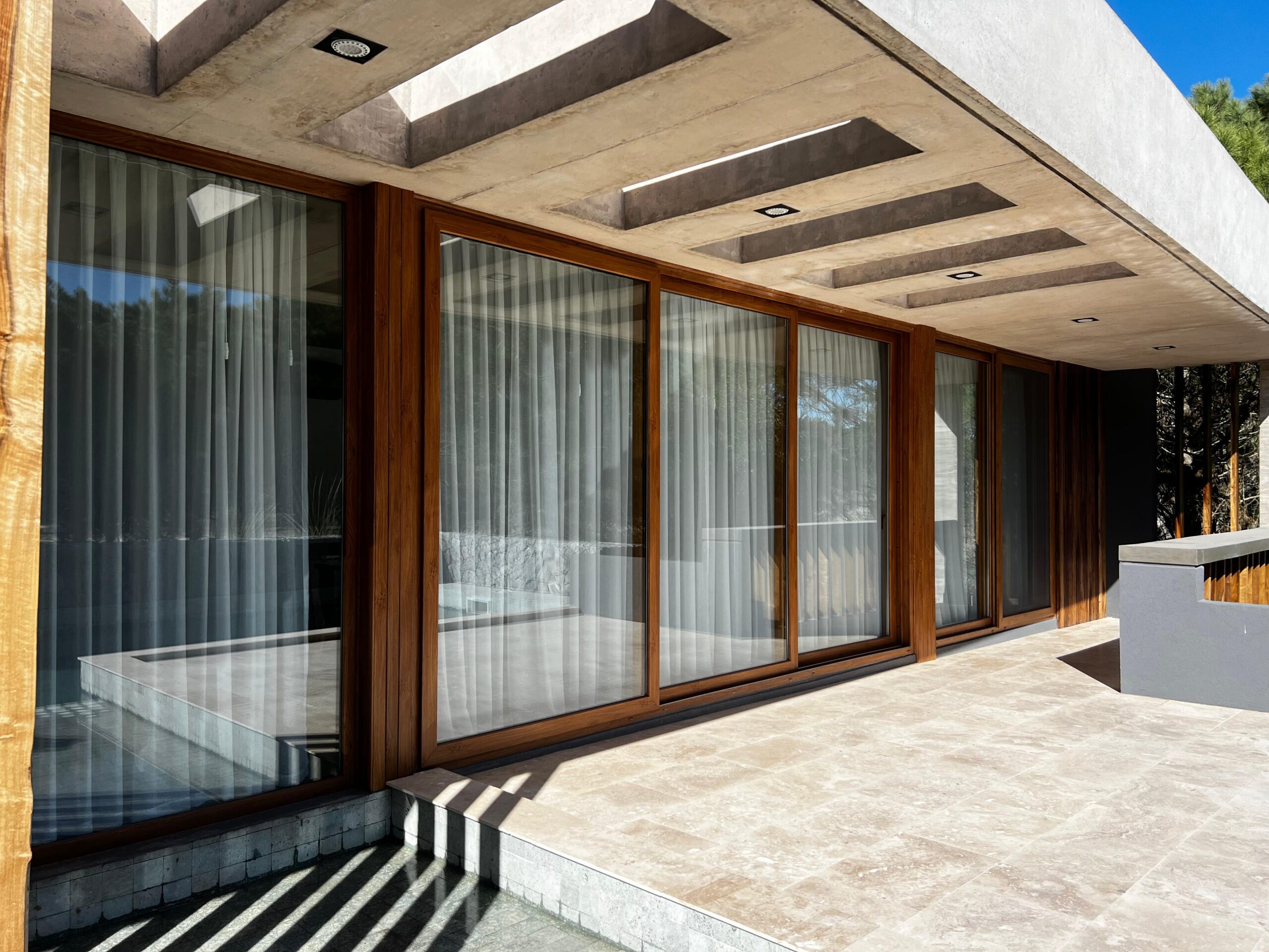 Sistema corredizo PVC REHAU en vivienda costera - Pinamar