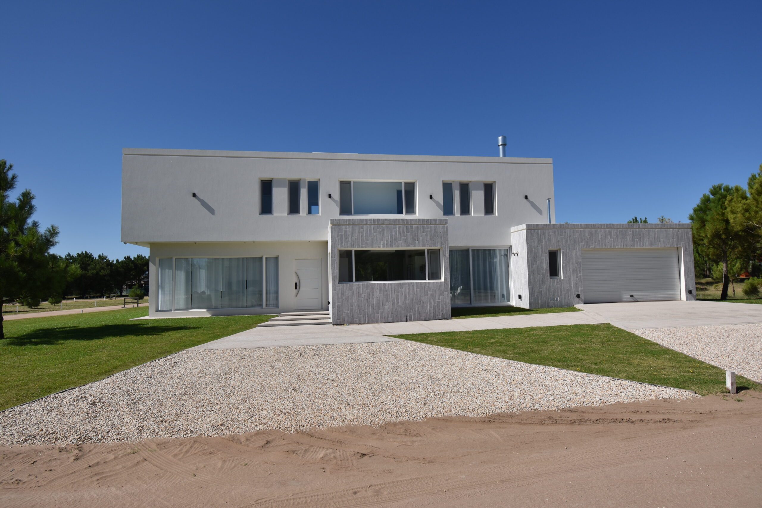 Ventanas de PVC REHAU instaladas en Pinamar - Expo Aberturas