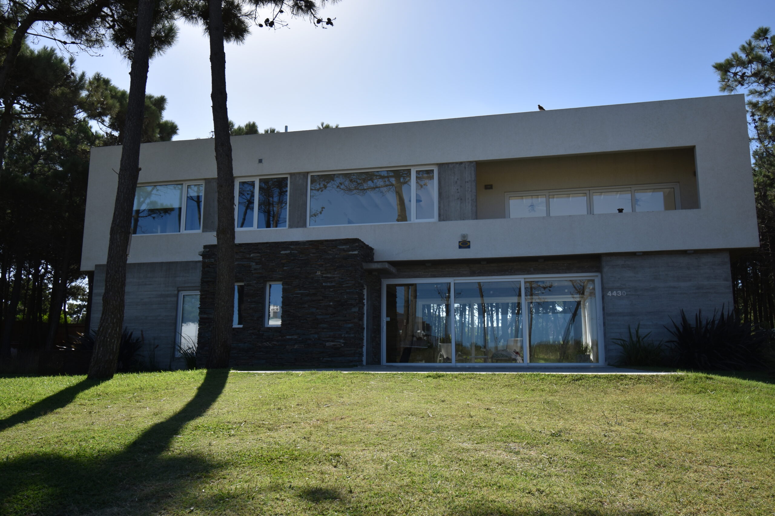 Puerta ventana PVC REHAU instalada en Pinamar - Expo Aberturas