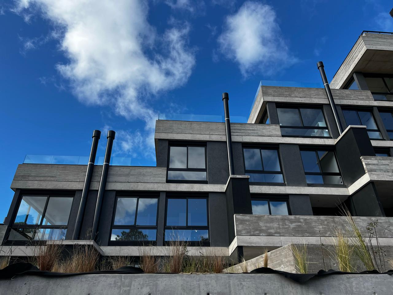 Ventanas PVC en obra nueva Pinamar - Expo Aberturas REHAU