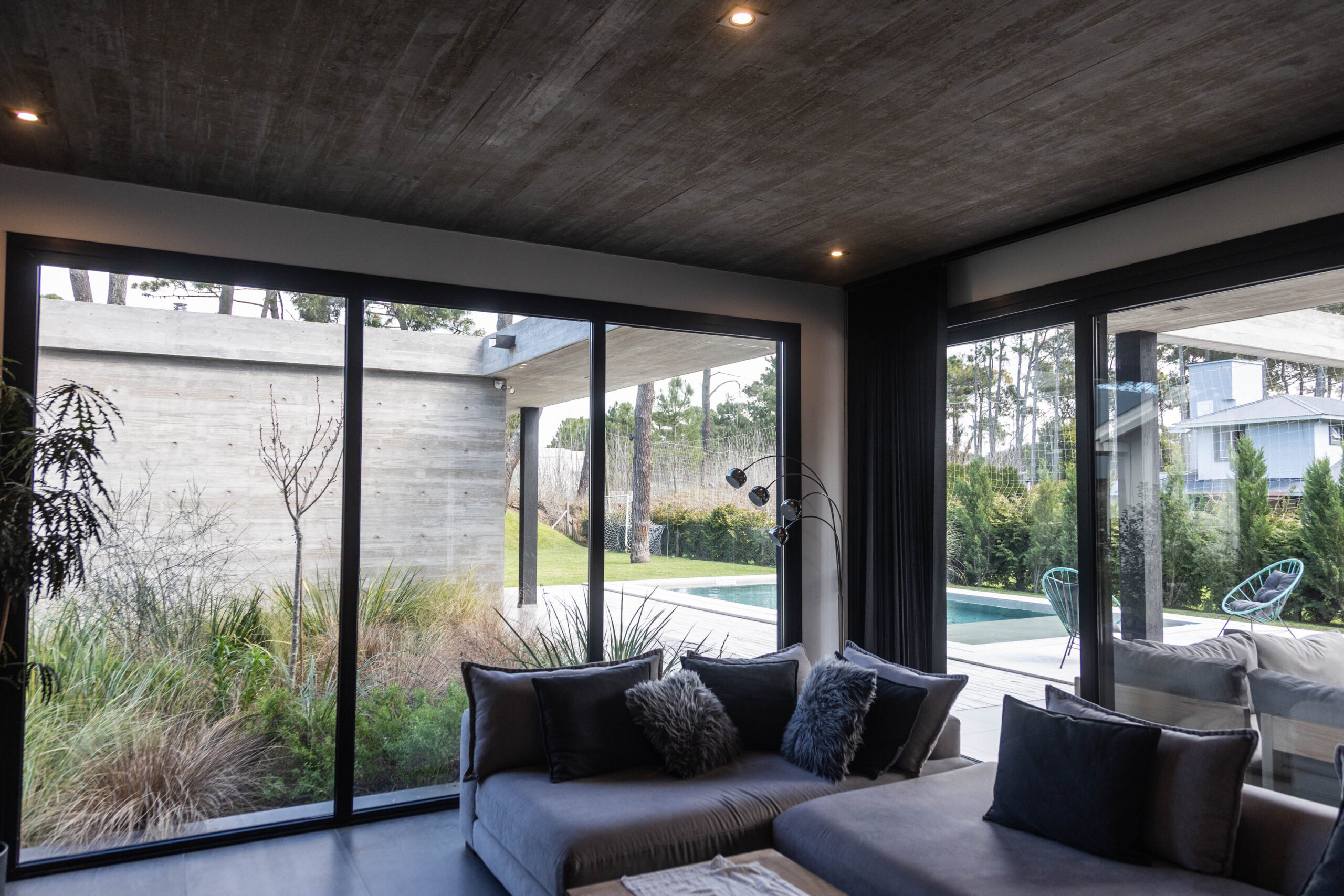 Ventanales PVC en vivienda de Pinamar - Expo Aberturas