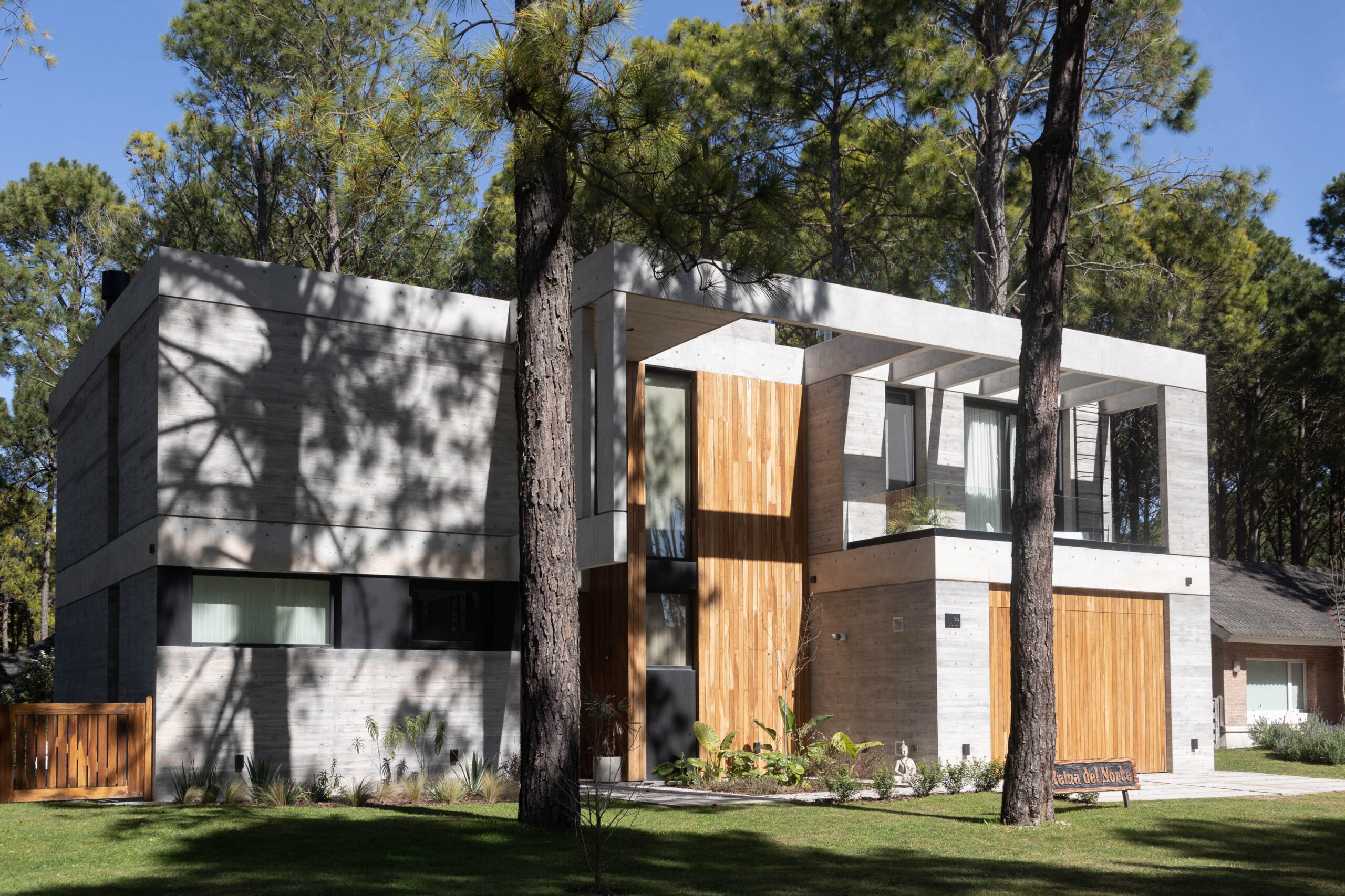 Obra PVC REHAU Pinamar - fabricación e instalación Expo Aberturas